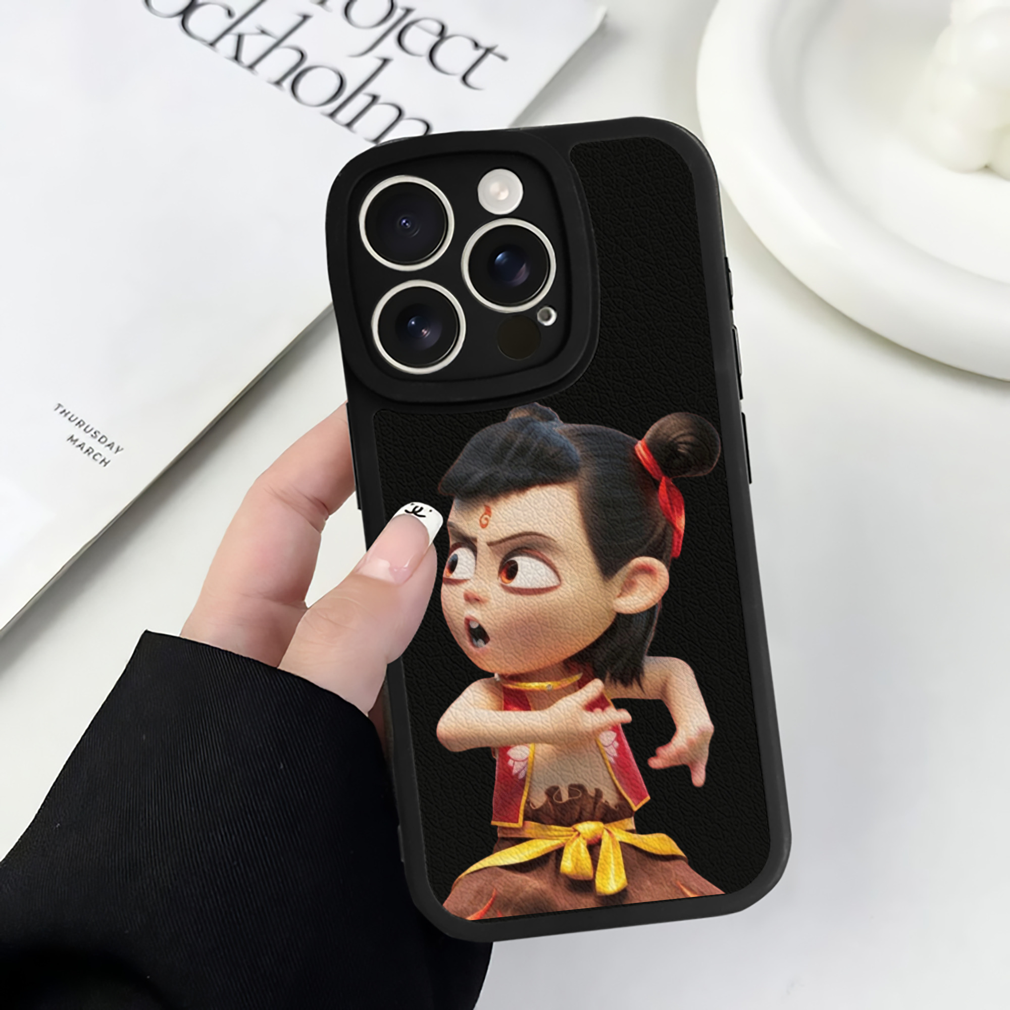 （画像用） Ne Zha 2 ナタ 魔童の大暴れ 【iPhone 16シリーズ対応】シリコンスマホケース（レザー調） 材質：シリコン